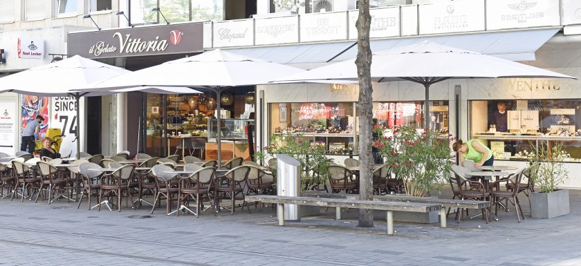 Auch das neueröffnete Eiscafé Il Gelato Vittoria profitiert von der nun möglichen Ausweitung der Außenbewirtschaftung und sorgt für eine sommerliche Belebung am Eingang der Breiten Straße.