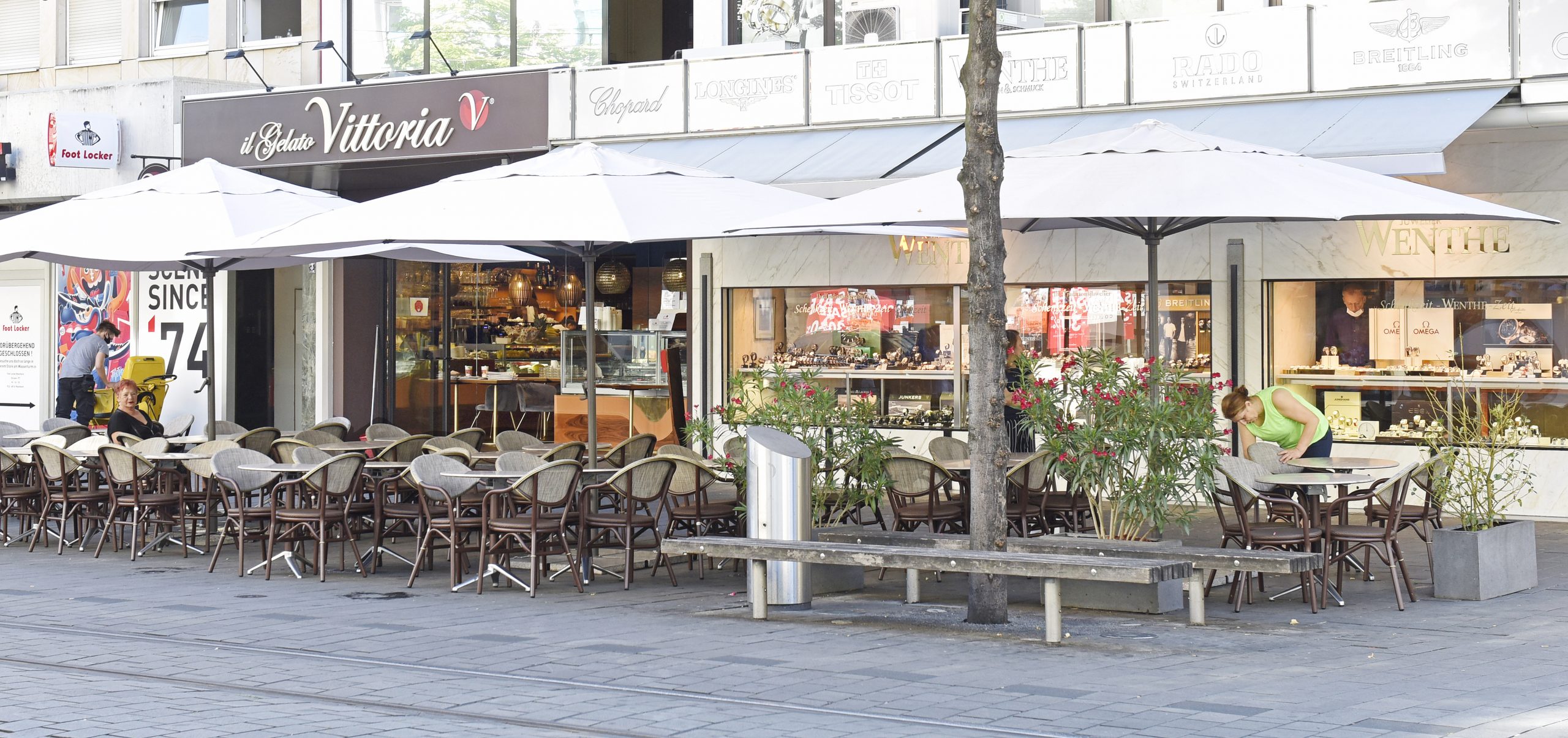 Auch das neueröffnete Eiscafé Il Gelato Vittoria profitiert von der nun möglichen Ausweitung der Außenbewirtschaftung und sorgt für eine sommerliche Belebung am Eingang der Breiten Straße.