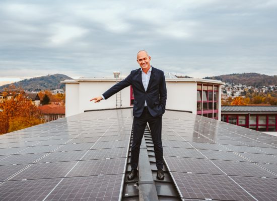 Stefan Kleiber auf dem stromproduzierenden Dach des Sparkassen-Dienstleistungszentrums in Weinheim.