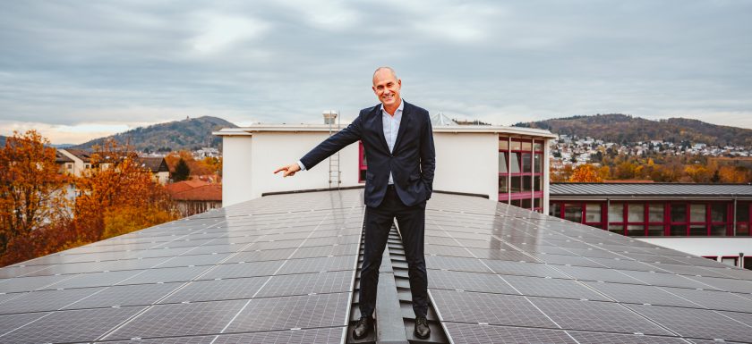 Stefan Kleiber auf dem stromproduzierenden Dach des Sparkassen-Dienstleistungszentrums in Weinheim.