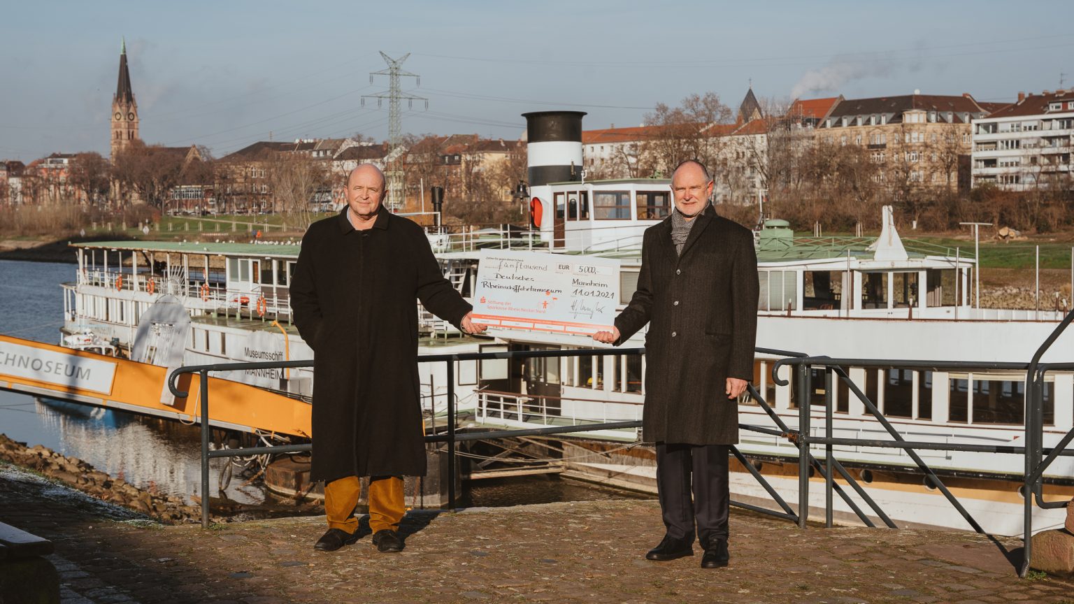 Damit die „Mainz“ in Mannheim erstrahlt: Rolf Götz (l.) und Helmut Augustin vor dem historischen Seitenraddampfer am Neckarufer.