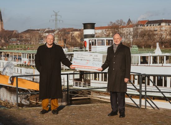 Damit die „Mainz“ in Mannheim erstrahlt: Rolf Götz (l.) und Helmut Augustin vor dem historischen Seitenraddampfer am Neckarufer.
