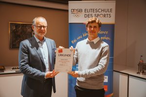 Helmut Augustin, stellvertretender Vorstandsvorsitzender der Sparkasse Rhein Neckar Nord (links), freut sich mit Hockeytalent Florian Simon (rechts) über dessen Auszeichnung als „Eliteschüler des Sports“.