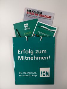 Studierende der FOM in Mannheim erhalten mit dem Starter-Kit jetzt unser Magazin „Mannheim – Stadt im Quadrat“. Foto: FOM