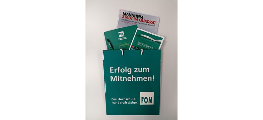 dierende der FOM in Mannheim erhalten mit dem Starter-Kit jetzt unser Magazin „Mannheim – Stadt im Quadrat“. Foto: FOM