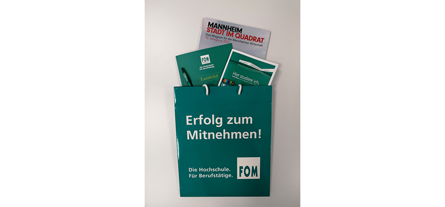 dierende der FOM in Mannheim erhalten mit dem Starter-Kit jetzt unser Magazin „Mannheim – Stadt im Quadrat“. Foto: FOM