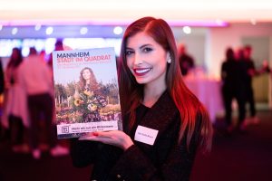 Model Kim Kelly Braun ziert das Titelbild der neuen Ausgabe unseres Magazins „Mannheim – Stadt im Quadrat“. Foto: Stadt Mannheim/Henn