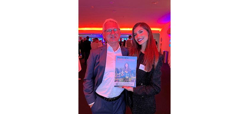 Verleger Michael Grunert und Model Kim Kelly Braun freuen sich beim Wirtschaftsforum im CinemaxX über das gedruckte Ergebnis auf dem Titel des Magazins „Mannheim – Stadt im Quadrat“. Foto: Henn
