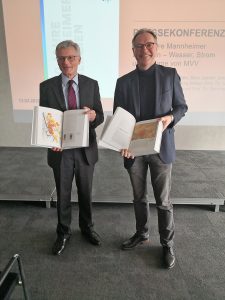 Sind stolz auf ihre gemeinsame Publikation: Dr. Georg Müller, Vorstandsvorsitzender MVV Energie (l.), und Prof. Dr. Ulrich Nieß, Leiter des Marchivums   Foto: Cramer