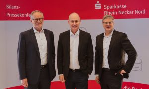 Der Vorstand der Sparkasse ist zufrieden mit dem Geschäftsjahr 2022 (v. l.): Helmut Augustin, Stefan Kleiber (Vorsitzender) und Thomas Kowalski.