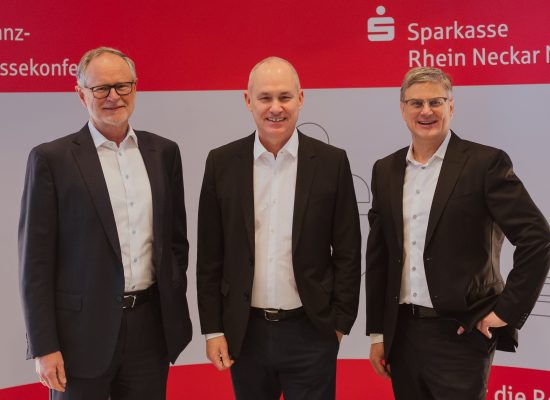 Der Vorstand der Sparkasse ist zufrieden mit dem Geschäftsjahr 2022 (v. l.): Helmut Augustin, Stefan Kleiber (Vorsitzender) und Thomas Kowalski.