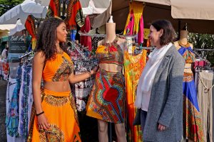 Auch in diesem Jahr gibt es wieder farbenfrohe Mode im Afrikanischen Dorf auf dem Maimarkt. Foto: Maimarkt Mannheim