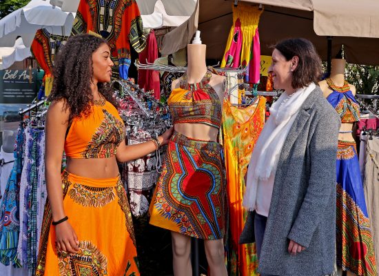 Auch in diesem Jahr gibt es wieder farbenfrohe Mode im Afrikanischen Dorf auf dem Maimarkt. Foto: Maimarkt Mannheim