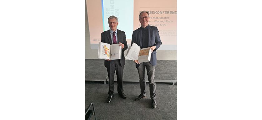 Sind stolz auf ihre gemeinsame Publikation: Dr. Georg Müller, Vorstandsvorsitzender MVV Energie (l.), und Prof. Dr. Ulrich Nieß, Leiter des Marchivums Foto: Cramer