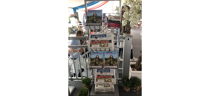 Schon am Treppenaufgang zum VIP-Bereich des 59. Maimarkt-Turniers zieht unser Magazin „Mannheim – Stadt im Quadrat“ die Blicke auf sich. Foto: Grunert Medien