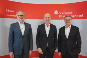 Als „ordentliches Geschäftsjahr“ bezeichnet der Vorstand der Sparkasse das Jahr 2023 (v. l.): Helmut Augustin, Stefan Kleiber und Thomas Kowalski.