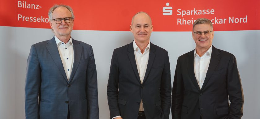 Als „ordentliches Geschäftsjahr“ bezeichnet der Vorstand der Sparkasse das Jahr 2023 (v. l.): Helmut Augustin, Stefan Kleiber und Thomas Kowalski.